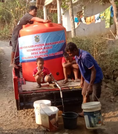 PENYALURAN AIR BERSIH DARI PEMDES RAKIT UNTUK WARGA YANG MEMBUTUHKAN